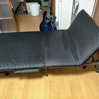 折りたたみ式リクライニングベットの画像