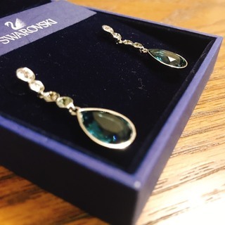  【新品未使用】SWAROVSKI スワロフスキー ピアス Meringue Montanaの画像