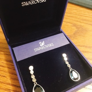  【新品未使用】SWAROVSKI スワロフスキー ピアス Meringue Montanaの画像