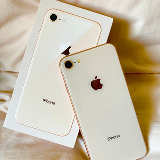 【お値下げ・人気機種】iPhone 8 Gold 64GB 手帳型ケース付きの画像