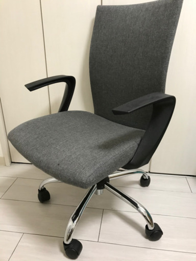オフィスチェアです。殆ど使っていません。美品！