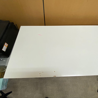 無料で差し上げます。取りに来ていただければ。パソコンデスクの画像