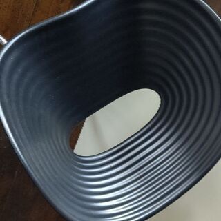 イームズの椅子です。黒色(9脚)白色(4脚) 1脚(1000円)