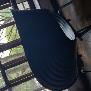 イームズの椅子です。黒色(9脚)白色(4脚) 1脚(1000円)の画像