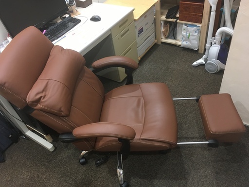 美品　ニトリ　リクライニングワークチェア (アクリス 革 BR) オフィスチェア 肘置き ランバーサポート フットレスト付き　使用期間