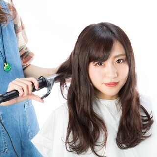 プロフィール写真撮影をするためのヘアメイクなどの出張女性スタイリ...