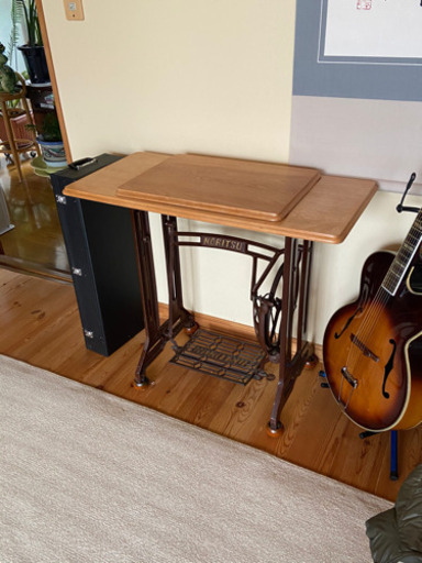 古いミシンの足を利用したテーブル。