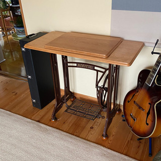 古いミシンの足を利用したテーブル。