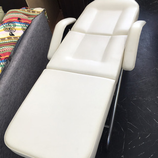 【成約御礼】エステベッド/リクライニング/マッサージ/業務用/ホワイト[中古品]¥2,200の画像