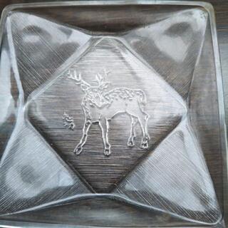 ガラスの皿　鹿　2つの画像