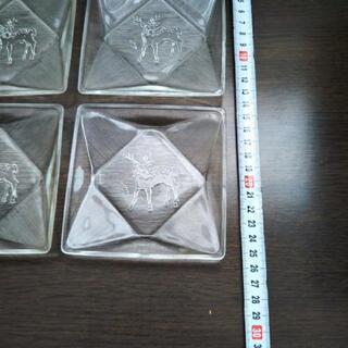 ガラスの皿　鹿　2つの画像