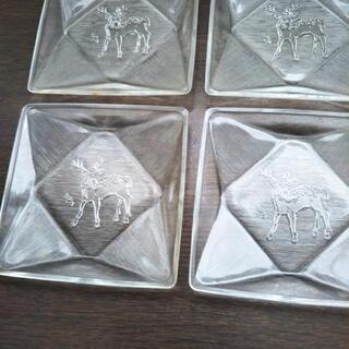 ガラスの皿　鹿　2つの画像