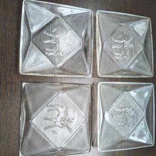 ガラスの皿　鹿　2つの画像