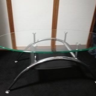 楕円形ガラステーブル（ニトリ製品）の画像