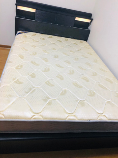 ダブルベッド　マットレス付き