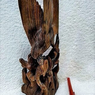 ★アンティーク工芸品・縦34㎝・木彫り・魚を獲る鳥の一瞬・インテ...