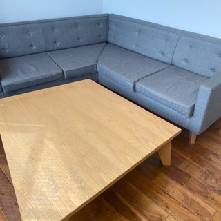 テーブル、ダイニングテーブル、ソファの画像