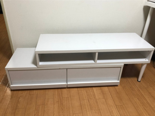 カスタマイズ可能な白のテレビ台