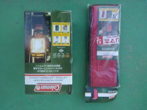 【期間限定値下げ】未使用　Coleman　ランタン（グリーン）＋ 折りたたみ式ランタンケース（Lサイズ、レッド）のセット