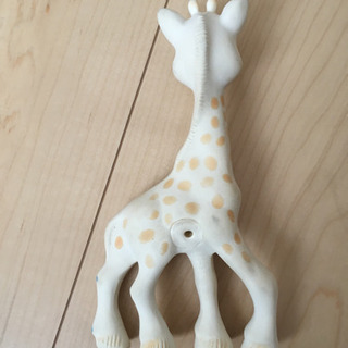キリンのソフィーとラッパの画像