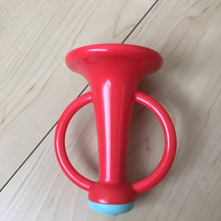 キリンのソフィーとラッパの画像