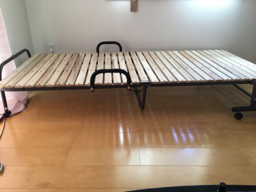 折りたたみ式のベッド