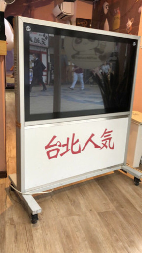 移動テレビ看板　手渡し