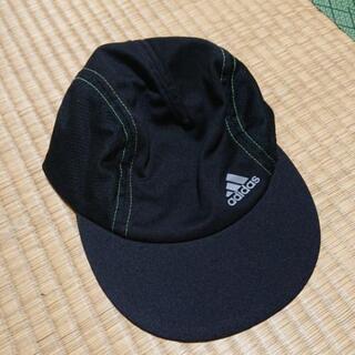 adidasのランニング帽子