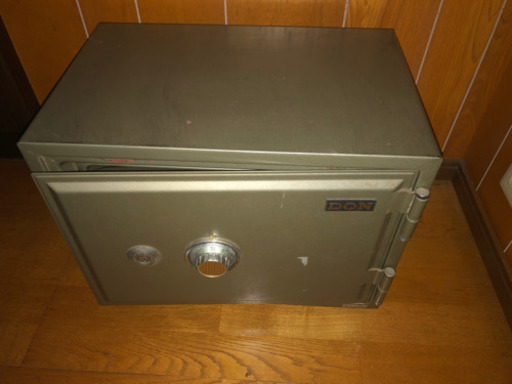 古い金庫です60kgはあります　体力に自信がある方のみ