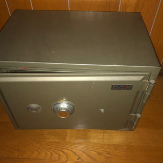 古い金庫です60kgはあります　体力に自信がある方のみ