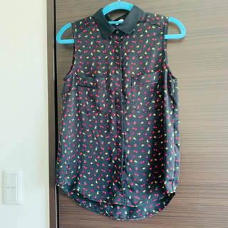 フルーツ柄　ノースリーブシャツ