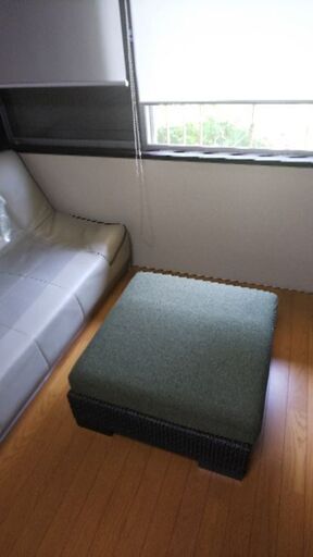 オシャレな四角いオットマン