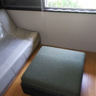 オシャレな四角いオットマン