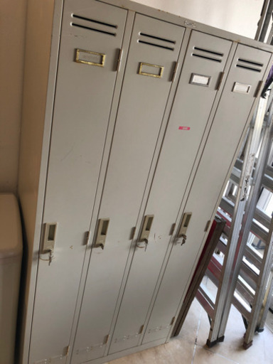 4連ロッカー　LION