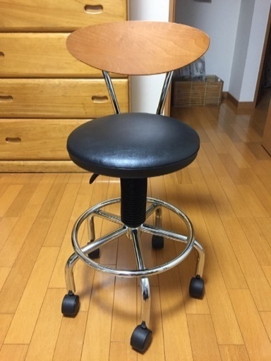 キャスター付き椅子