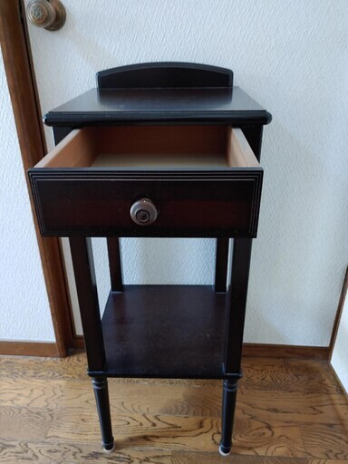玄関にお花など飾る机です。