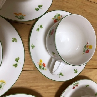 やさしい気持ちになる小花柄　カップ&ソーサー　セットの画像