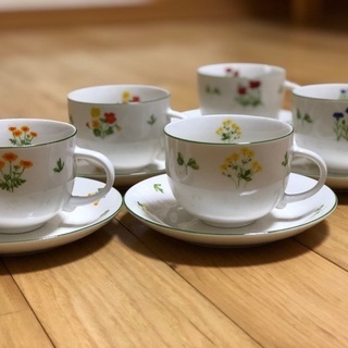 やさしい気持ちになる小花柄　カップ&ソーサー　セット