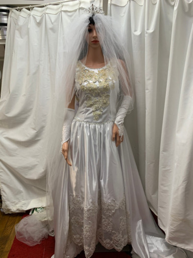 ウエディングドレス ゴージャス スパンコール キラキラ ベールとティアラ付き