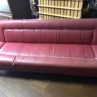 赤いソファーベッド