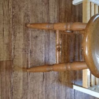 アンティークな雰囲気のスツール