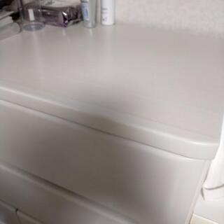 白いタンスの画像