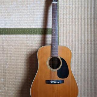 アコースティックギター　ハードケースと弦2セット付きです　
