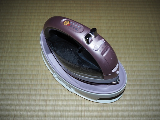 取引中【パナソニック】コードレススチームアイロン NI-WL600