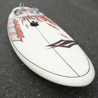 ウインドサーフィン ボード NAISH Freestyle / L232 W63 V100 オレンジ x ホワイトの画像