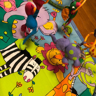 ベビー用品セット(チャイルドシート　Combi エルゴ　おんぶ紐　転倒防止ハチさん　ベビージム)の画像