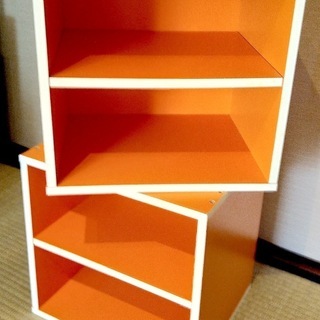 オレンジ色のカラーボックス2個の画像