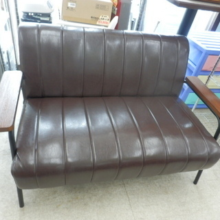 2人掛けソファ 幅134 合皮 ブラウン アイアン脚 木製肘 コンパクト 茶