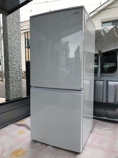取引中2018年製シャープ付け替えどっちもドア137L美品。千葉県内配送無料。設置無料。