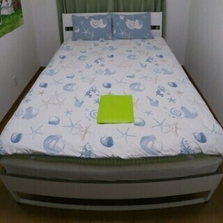 イケアのダブルベッド140cm * 200cm、マットレス、マットレスパッドの画像